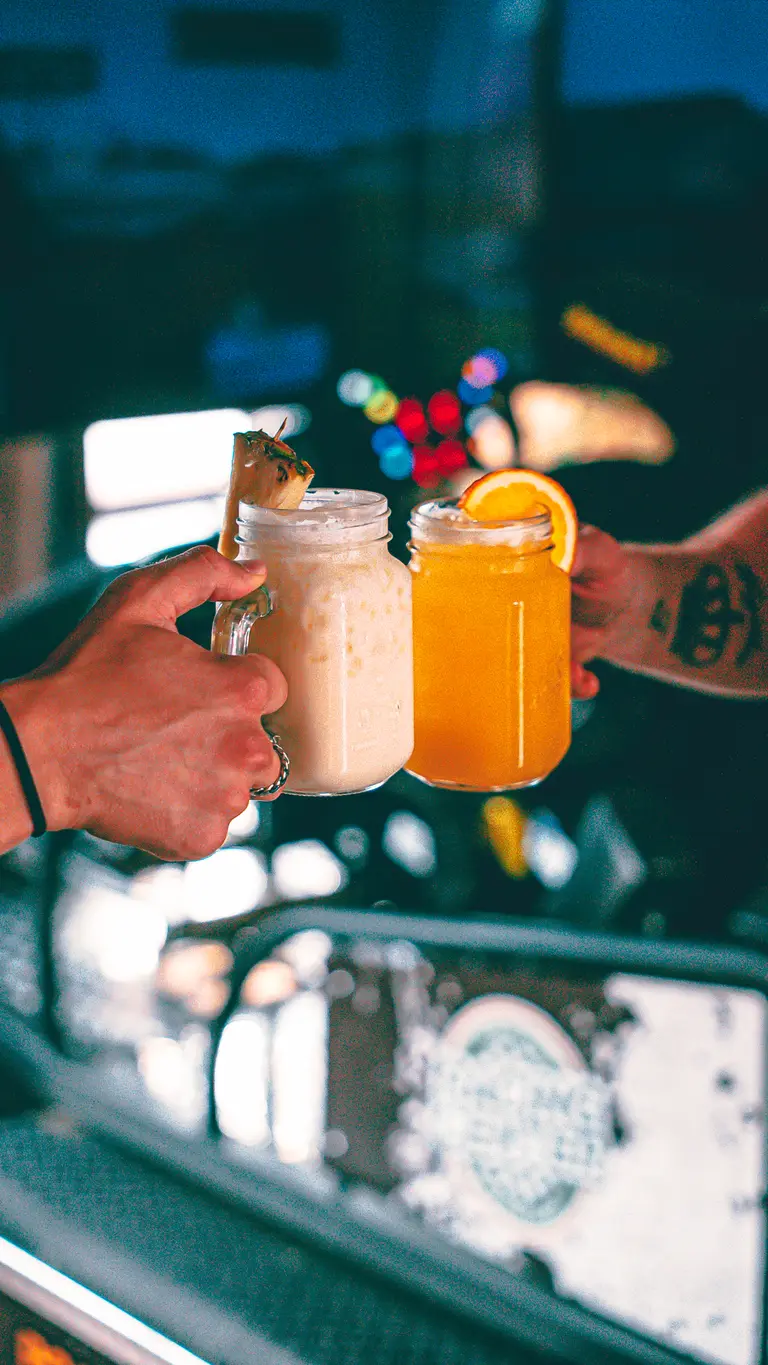 Cocktails und Drinks an der Bar im Road Stop Wuppertal